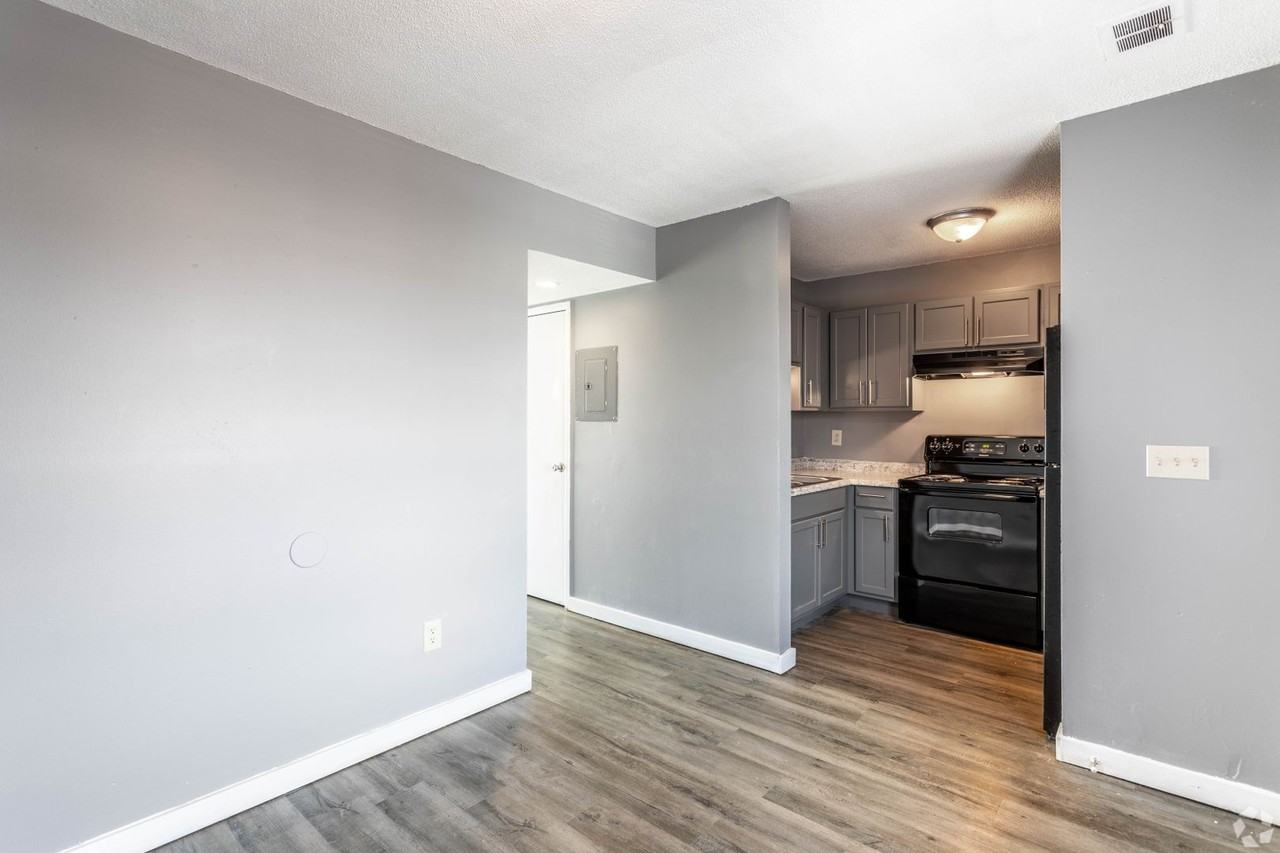 Kingswood Court Apartments and Townhomes - Photo 6 of 48