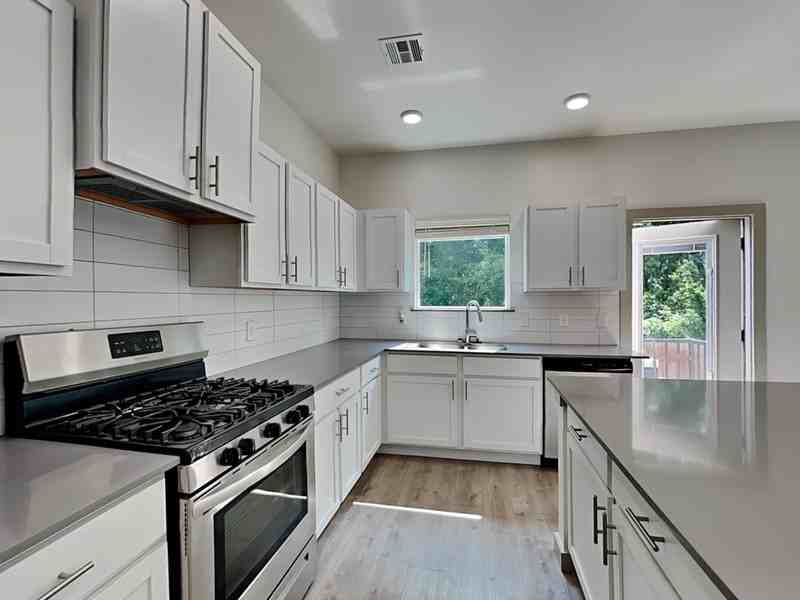 13526 Vinita Dr - Photo 4 of 17