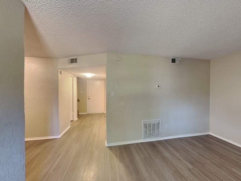 852 Nw Summercrest Blvd #B - Photo 4 of 16