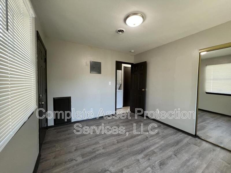 938 N Wood St - Photo 2 of 5