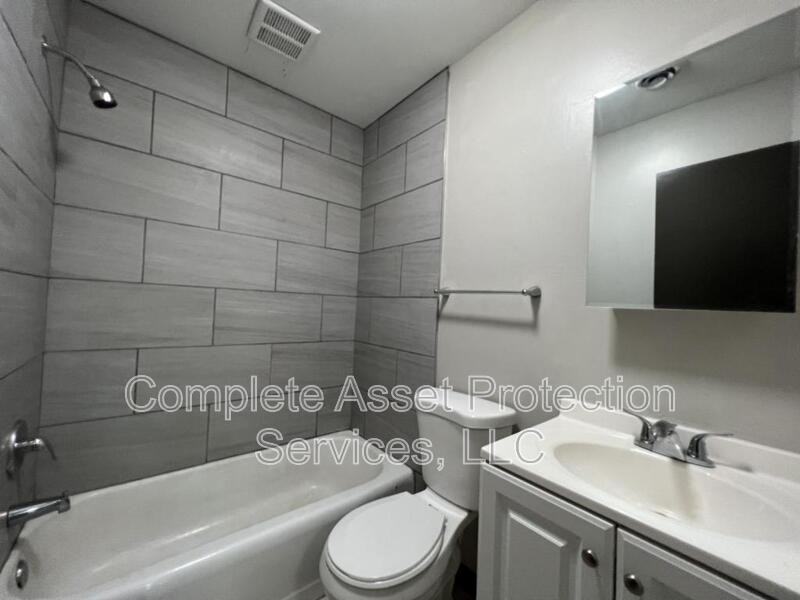 938 N Wood St - Photo 3 of 5