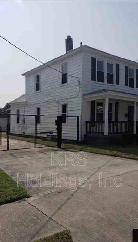 1144 30th St - Photo 2 of 15