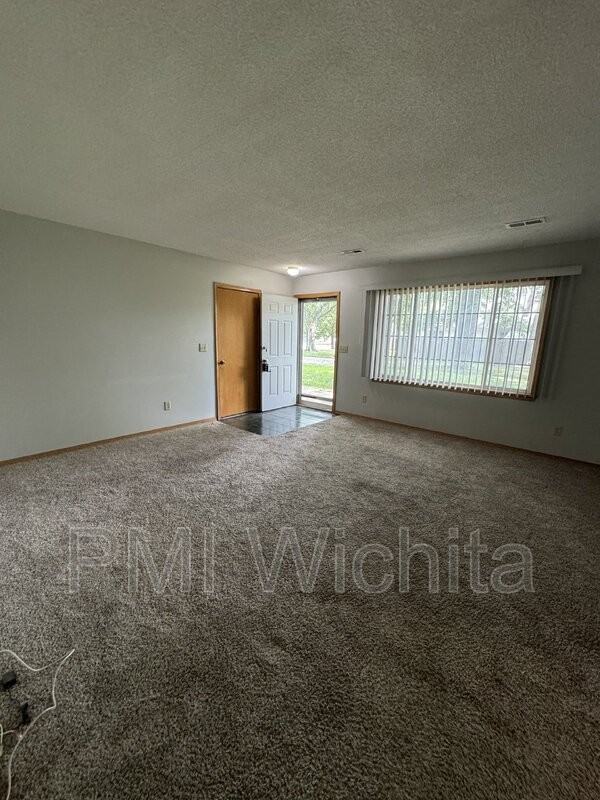 107 S Gordon St - Photo 5 of 15