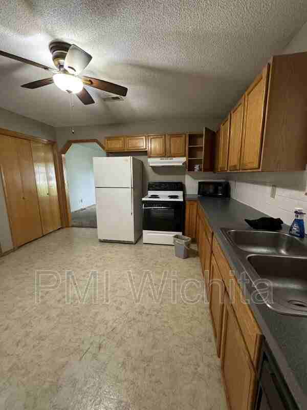 107 S Gordon St - Photo 6 of 15