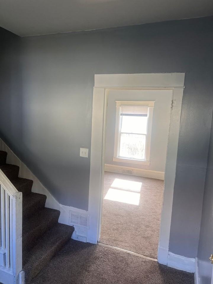 1126 E Broadway St - Photo 3 of 12