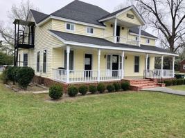 featured image of 212 W Lee St