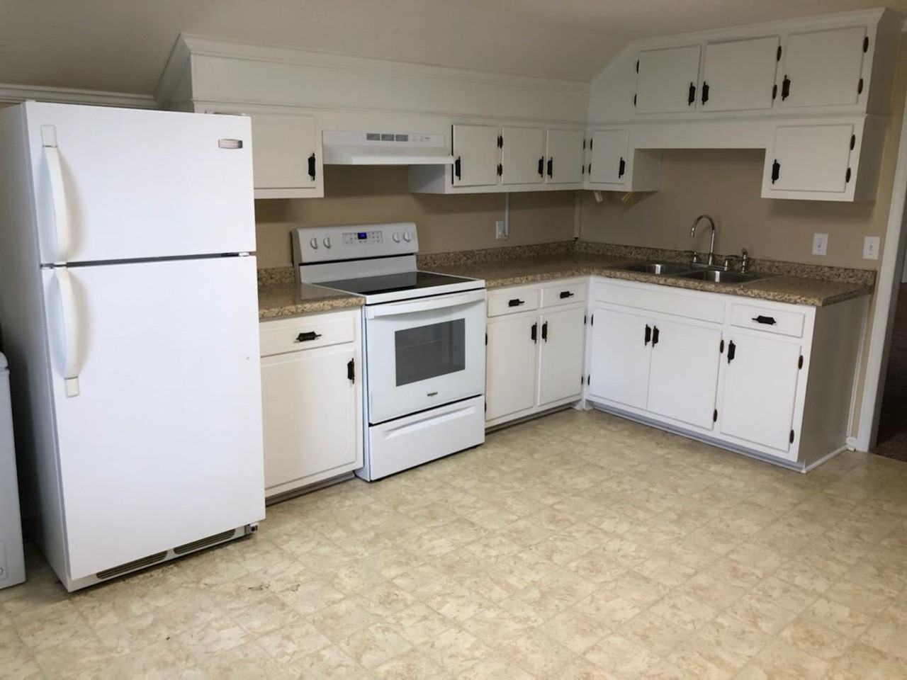 212 W Lee St - Photo 2 of 9