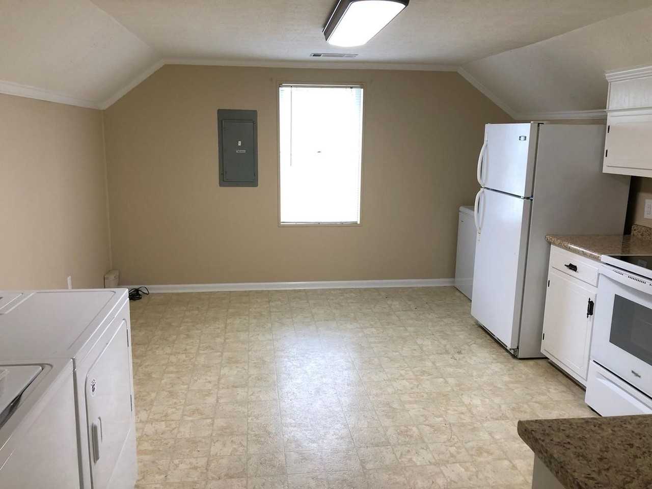 212 W Lee St - Photo 3 of 9