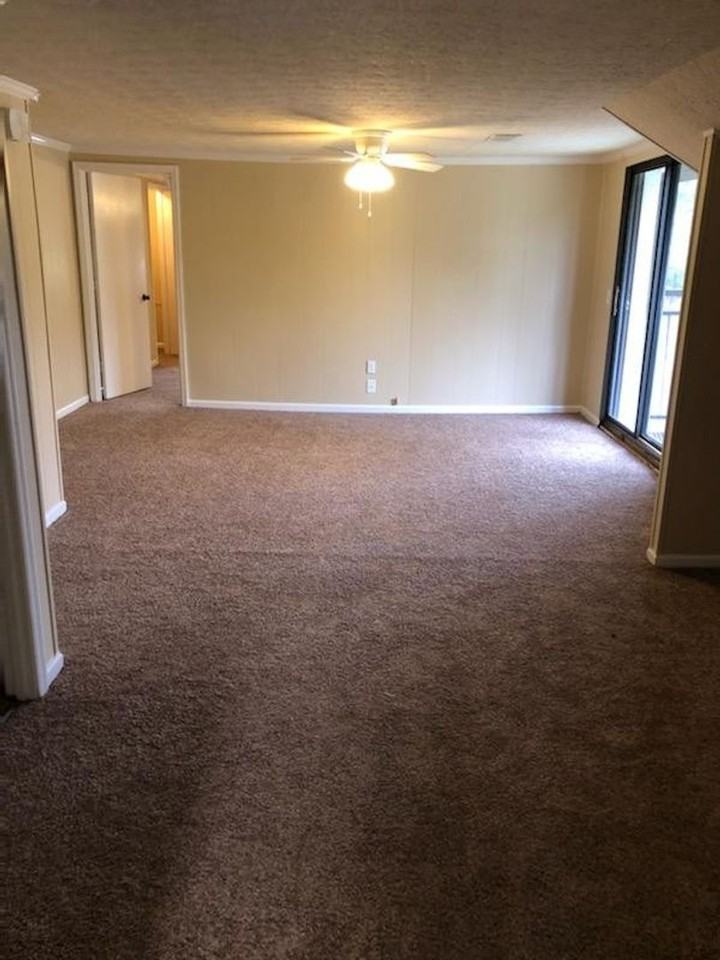 212 W Lee St - Photo 4 of 9