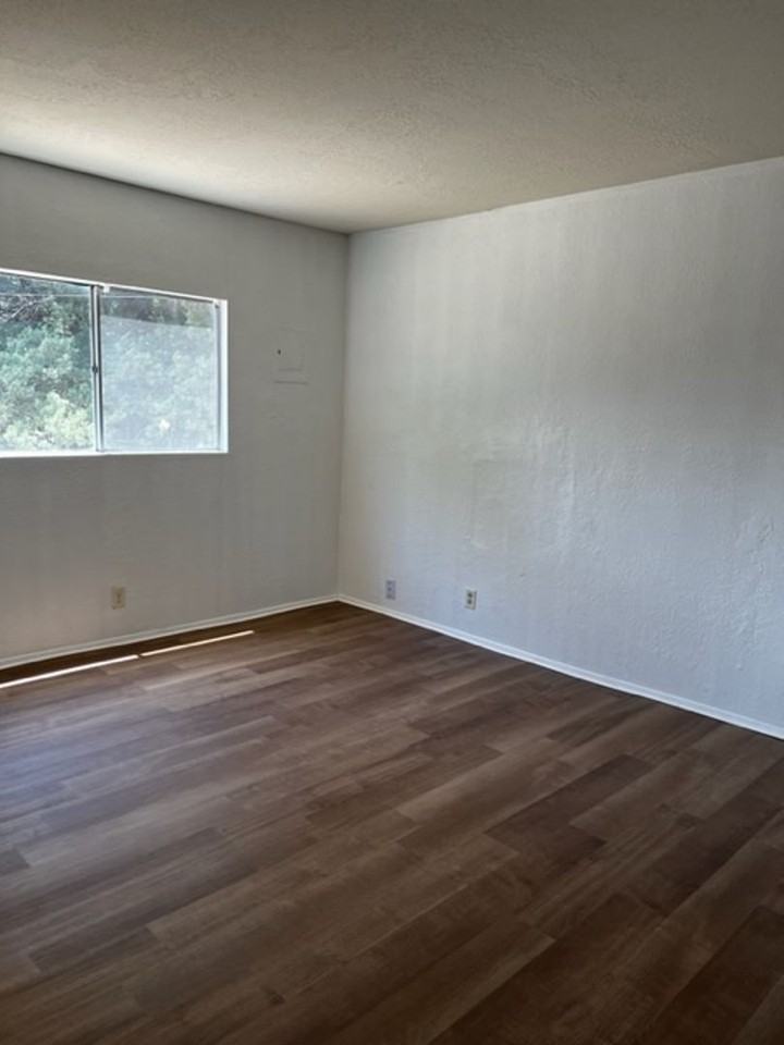 2553 - 13216 Mountain Rd NE - Photo 2 of 9