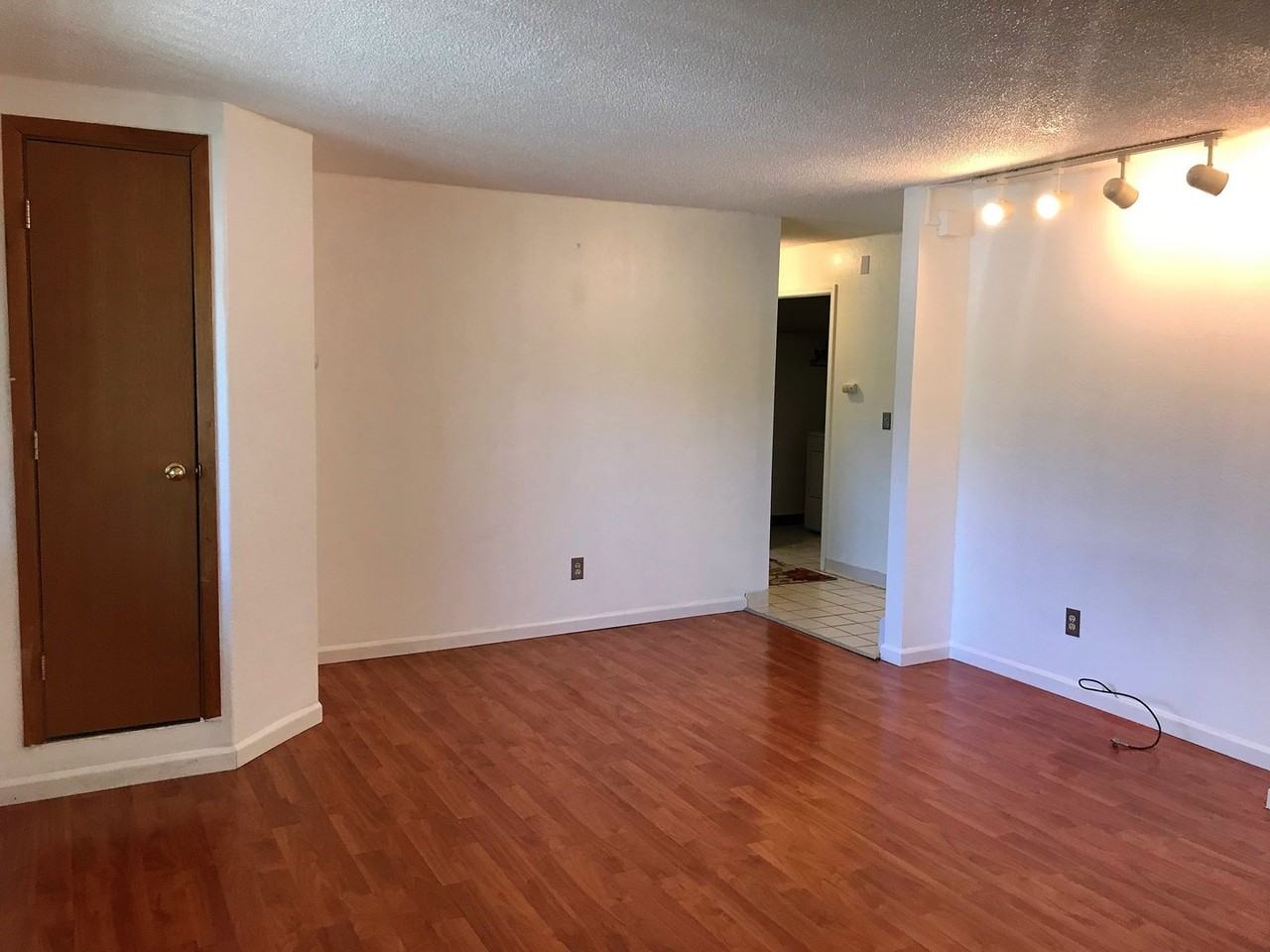 1531 Northview Dr - Photo 4 of 24