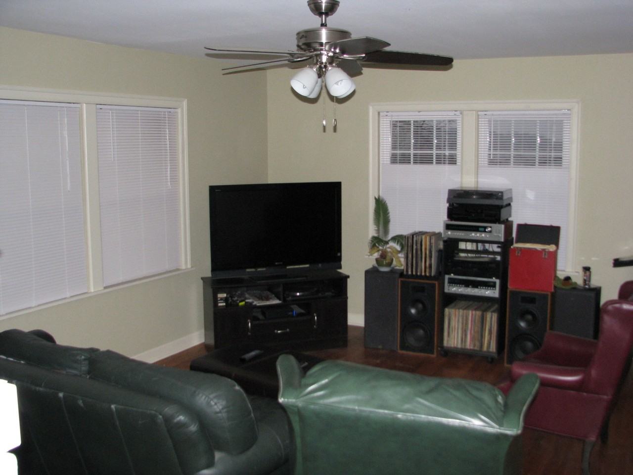 432 W Holly St - Photo 2 of 17