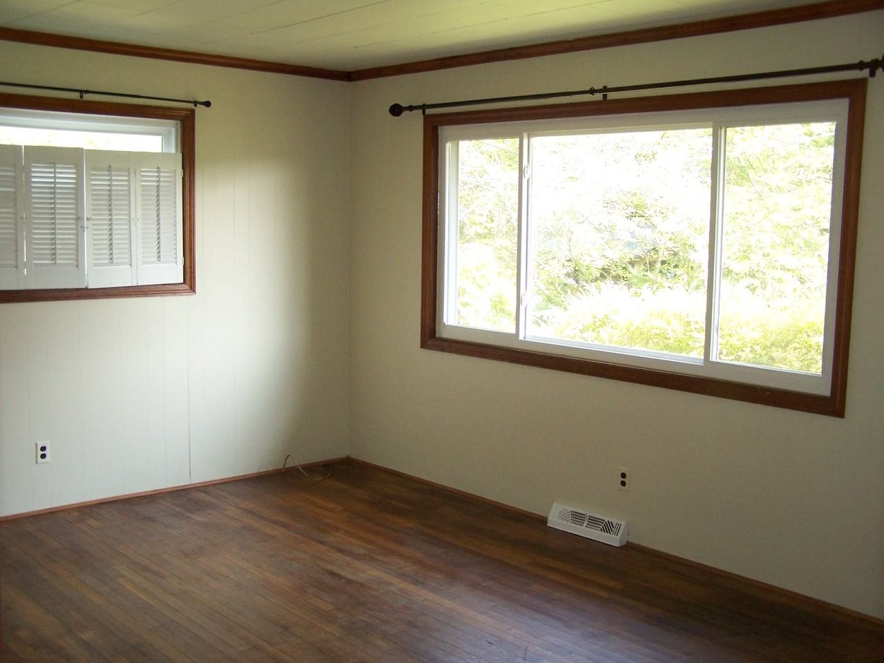 122 Gloria Ave - Photo 3 of 5