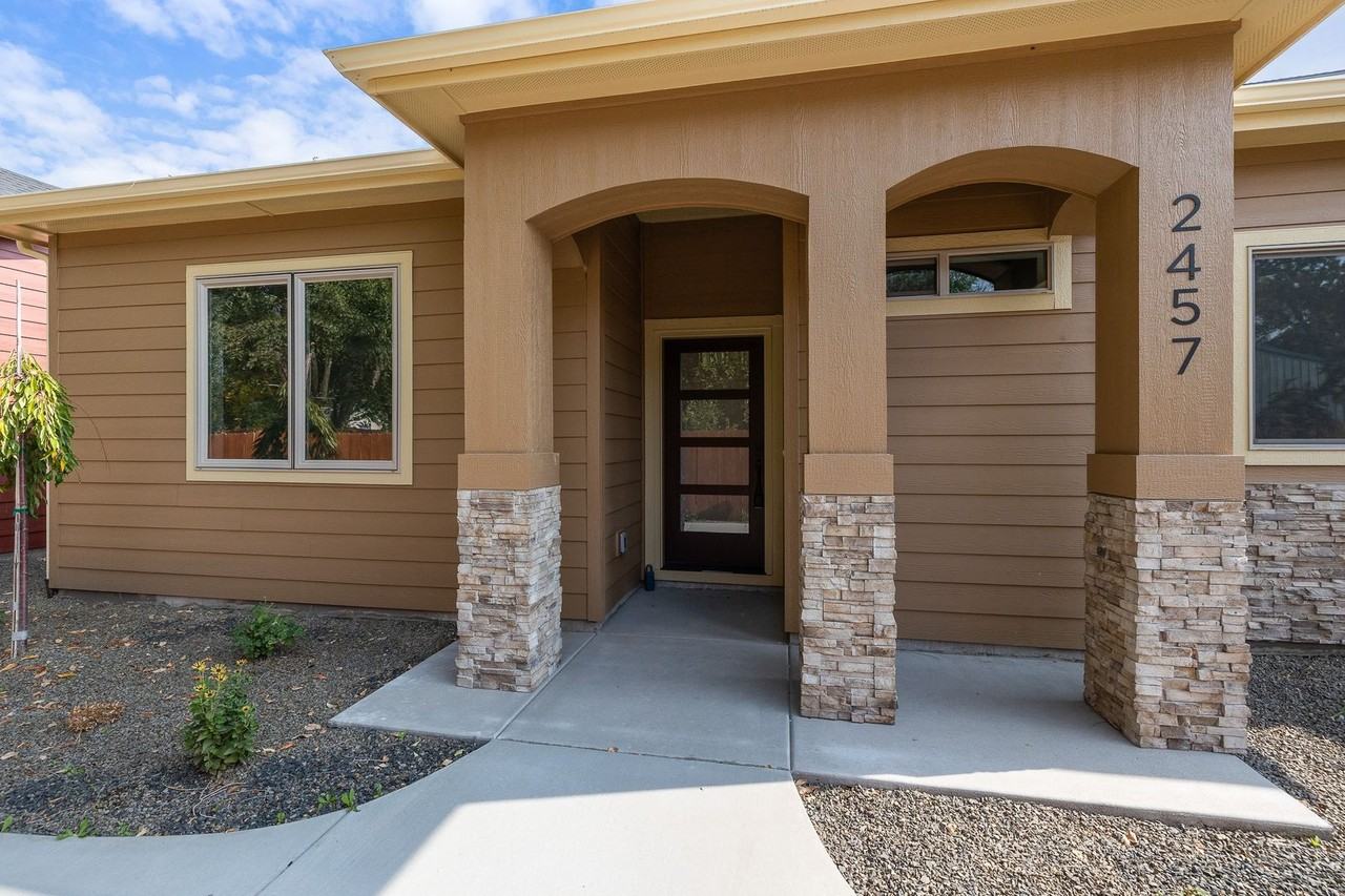 2457 N Ashgrove Ln - Photo 2 of 35