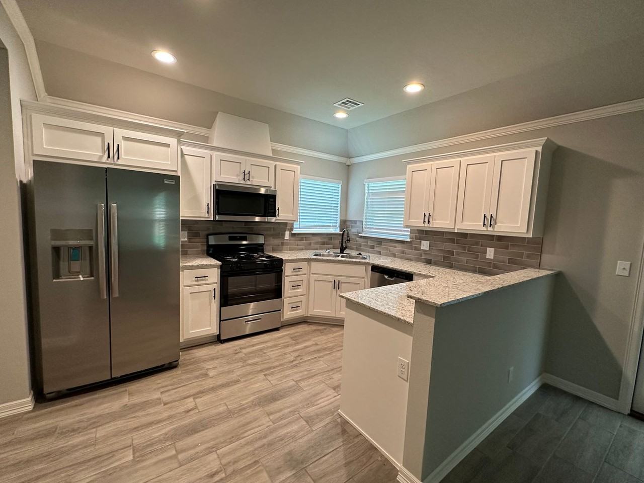 129 W Dogwood St - Photo 2 of 13