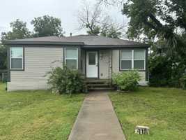 featured image of 415 N Doak St #1