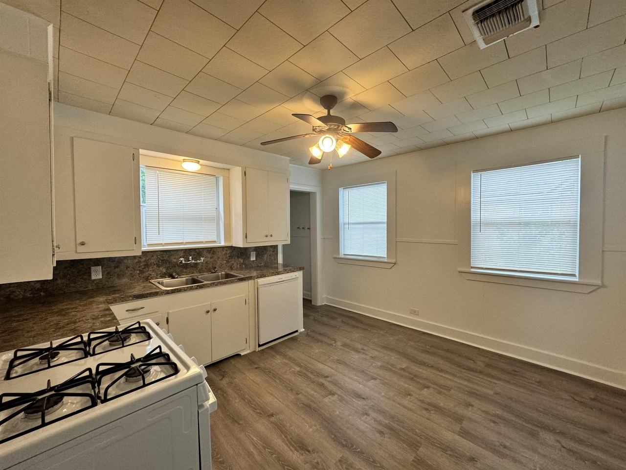 415 N Doak St #1 - Photo 3 of 12