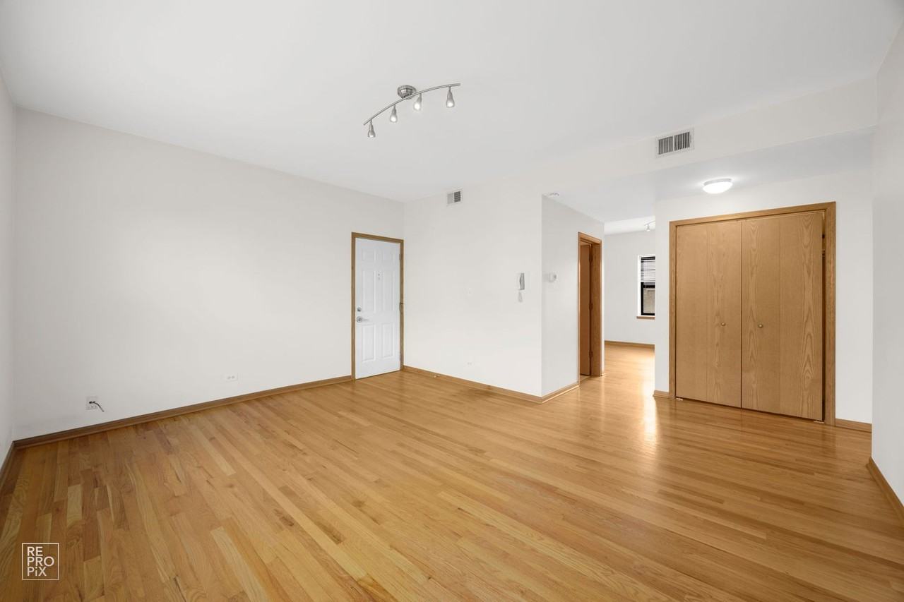 39 N Paulina St - Photo 2 of 11