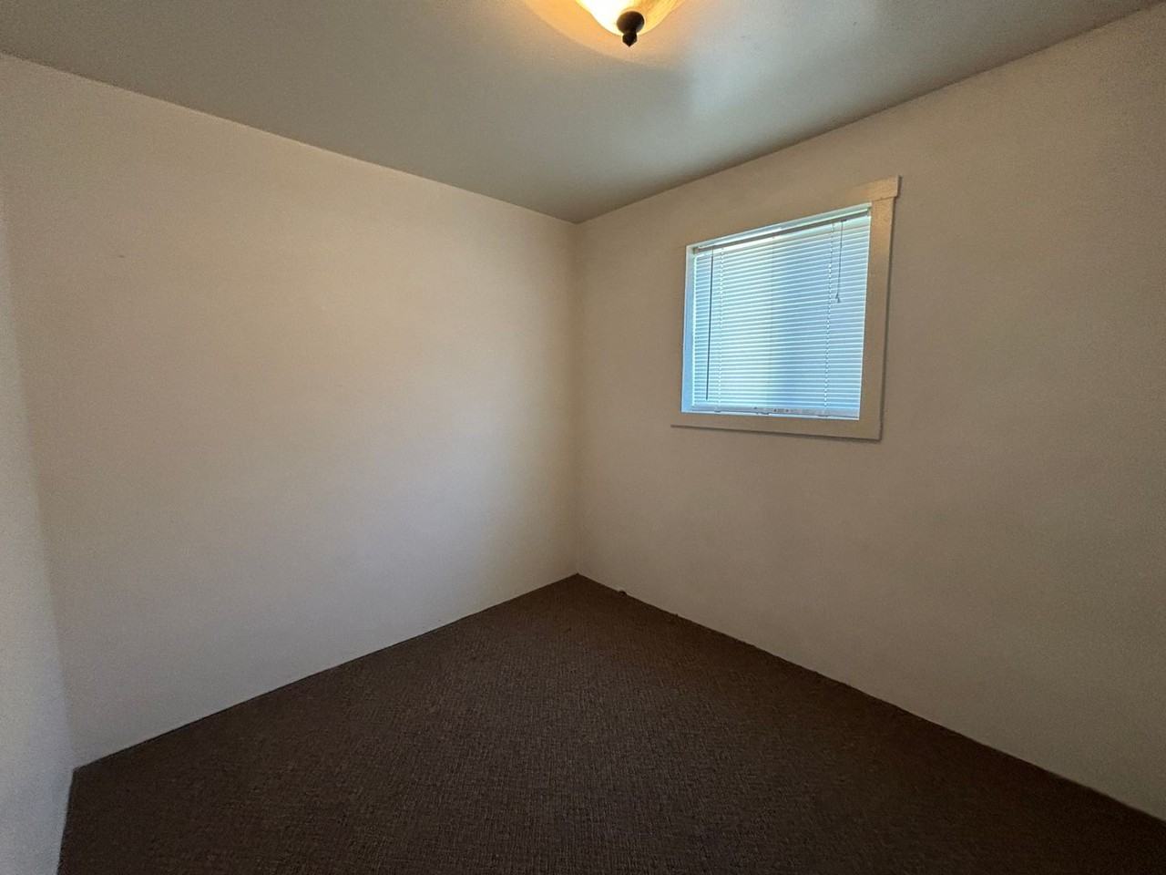 1607 6th St - Photo 5 of 10