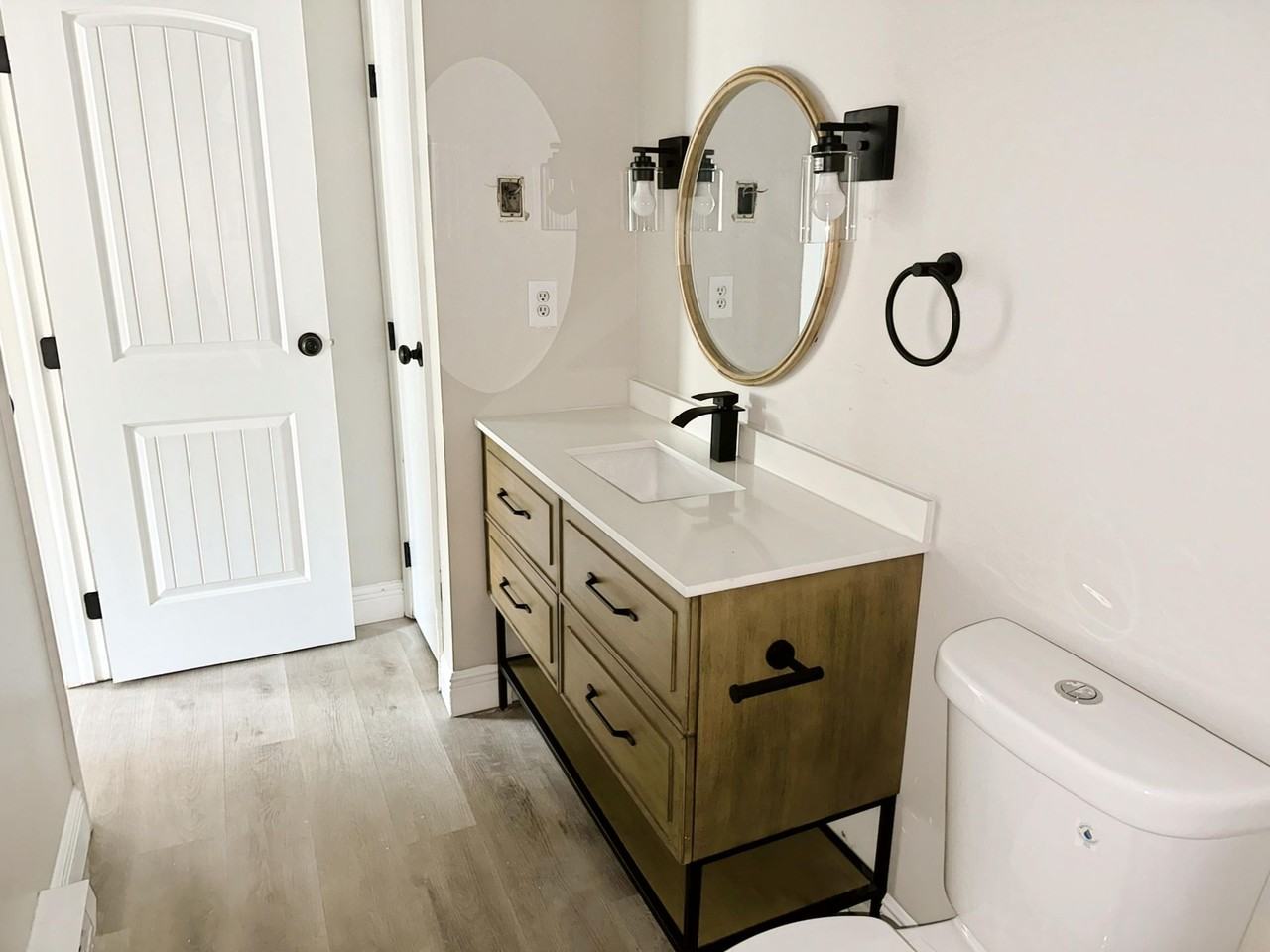 Modern Elegance: Newly Remodeled 2BR/1BA Apartments with Luxury Finishes - Photo 4 of 15