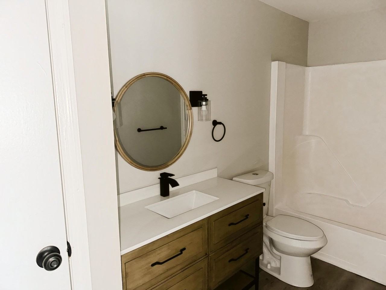 Modern Elegance: Newly Remodeled 2BR/1BA Apartments with Luxury Finishes - Photo 3 of 15