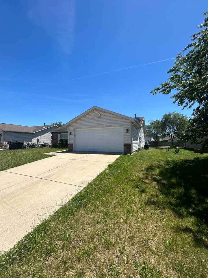 1913 Chamberlin Dr - Photo 3 of 34