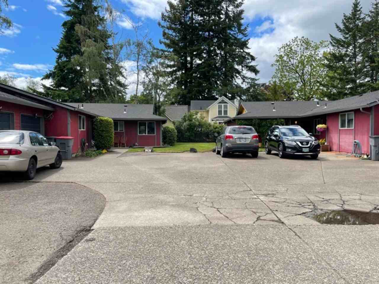 109-111 SW Fleishauer Ln - Photo 2 of 15