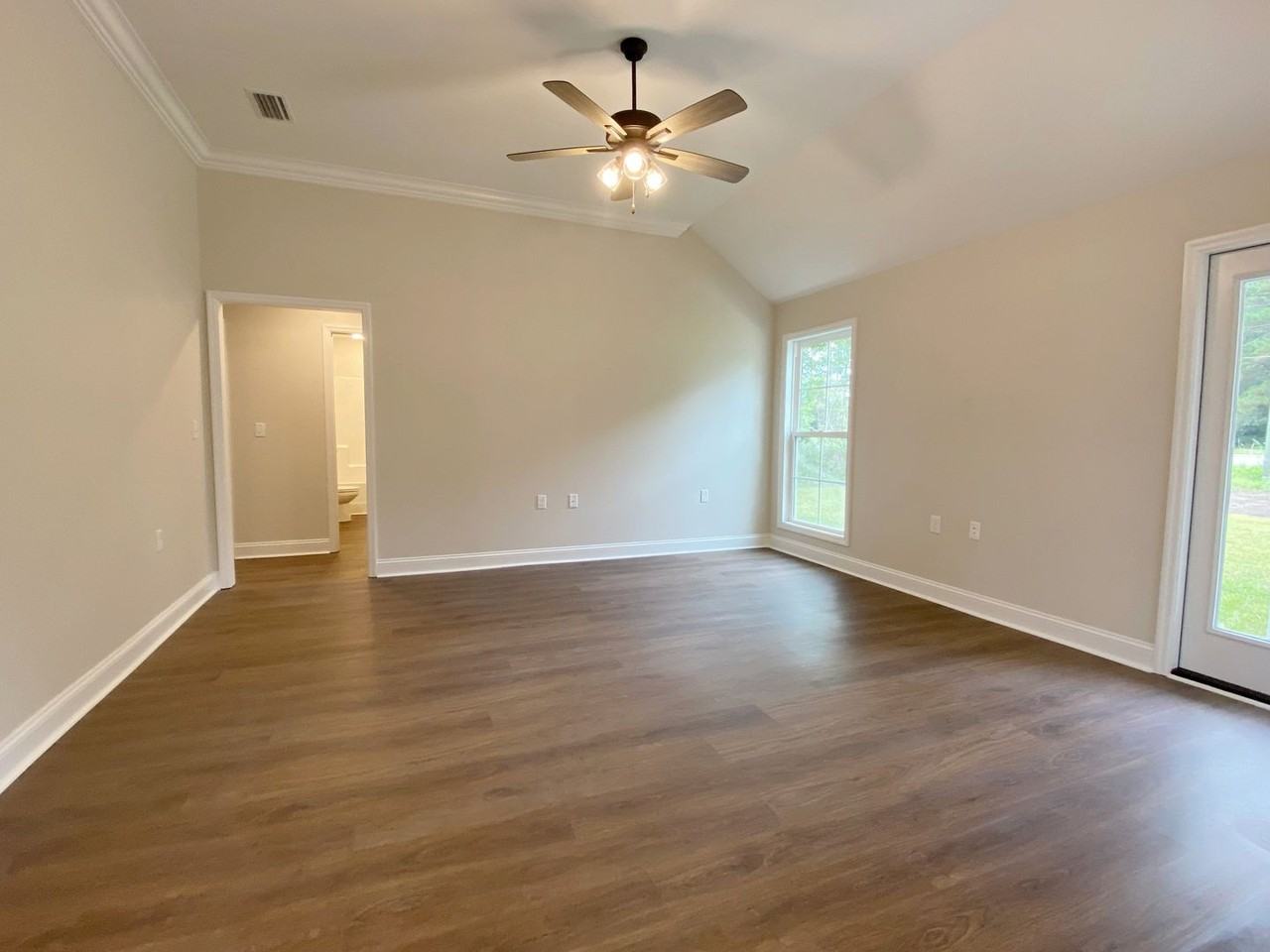 422 Peters St - Photo 3 of 19