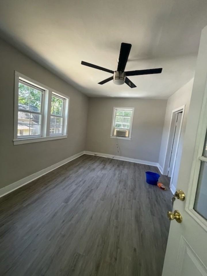 122 S Main St - Photo 7 of 8