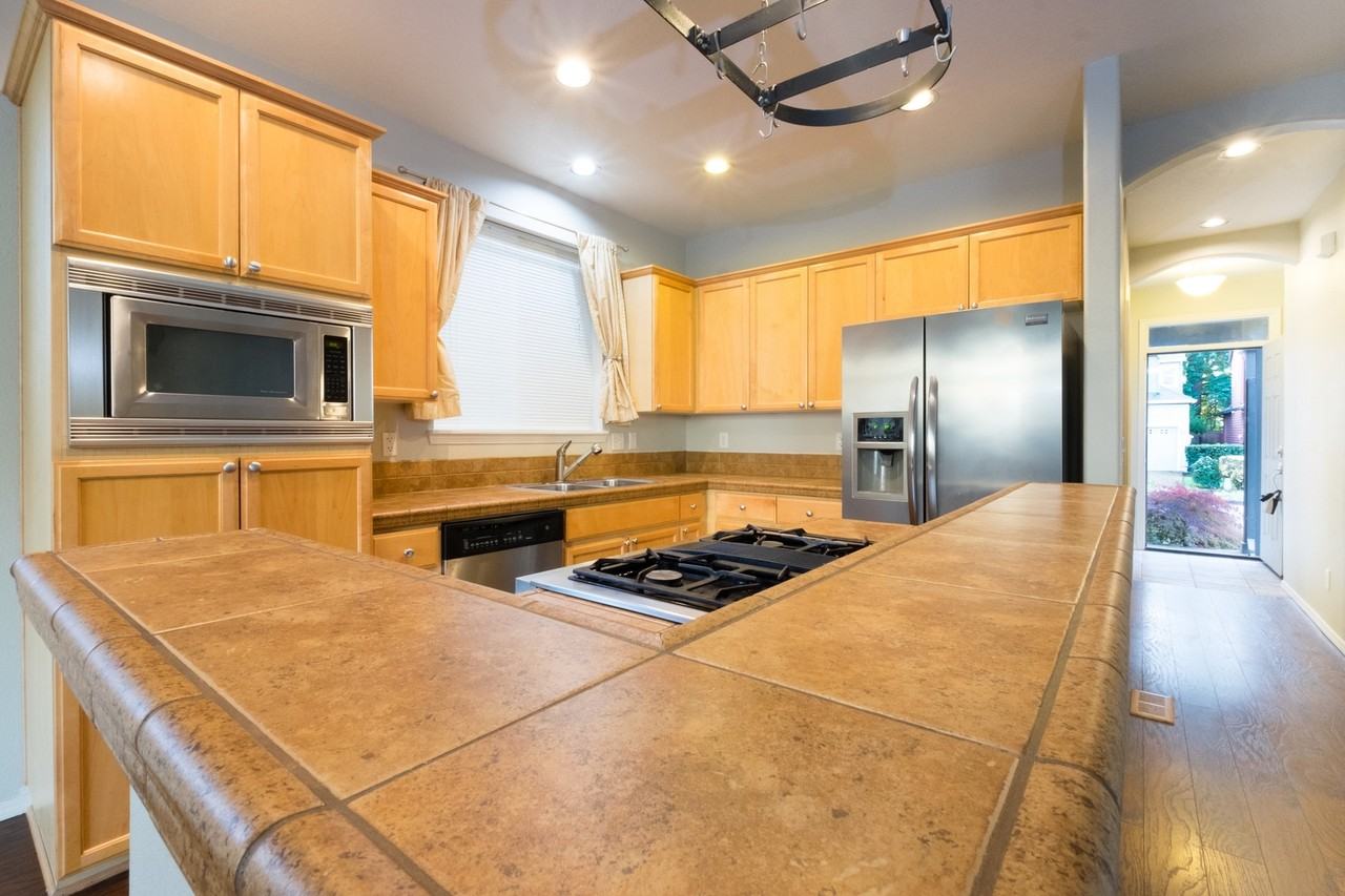 1001 Se Roundelay St - Photo 3 of 15