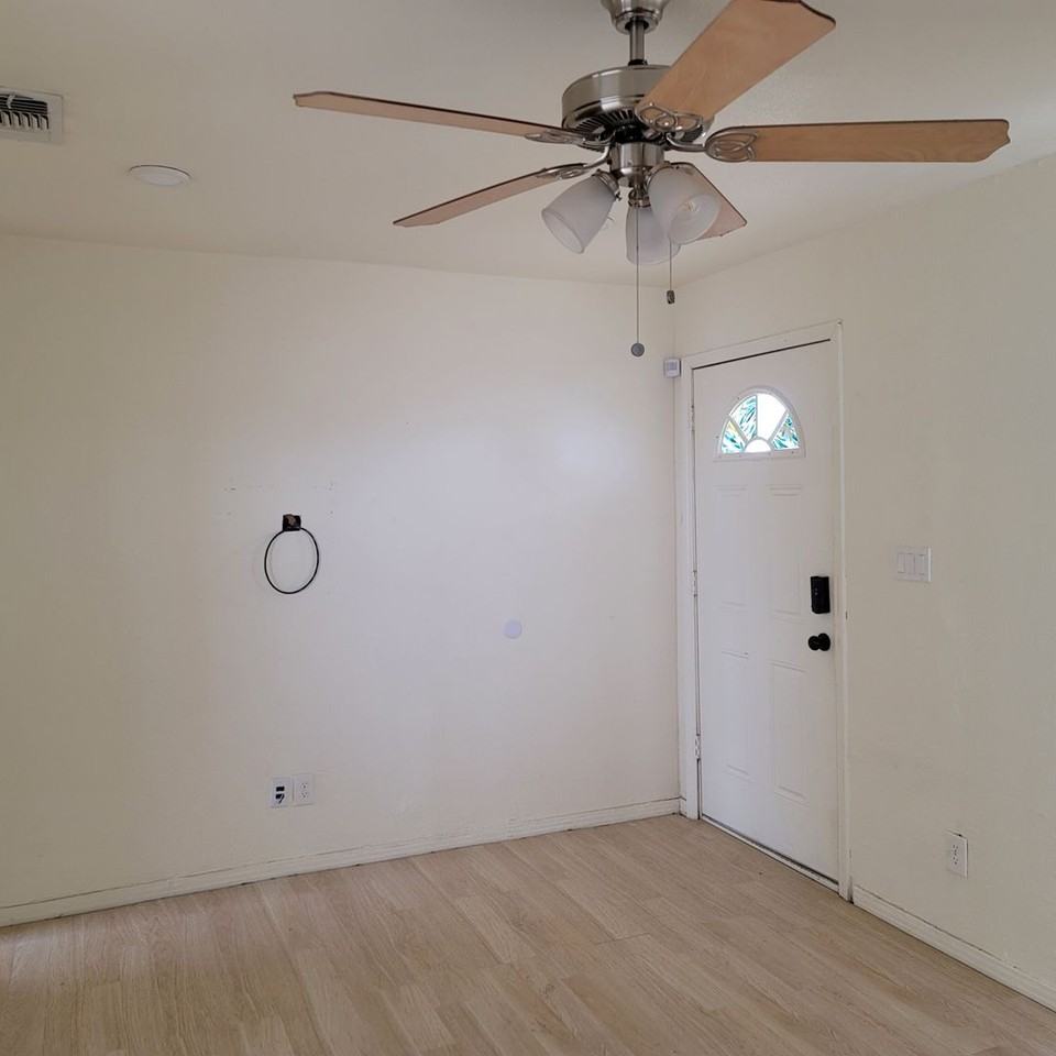 605 S Carver St - Photo 2 of 8