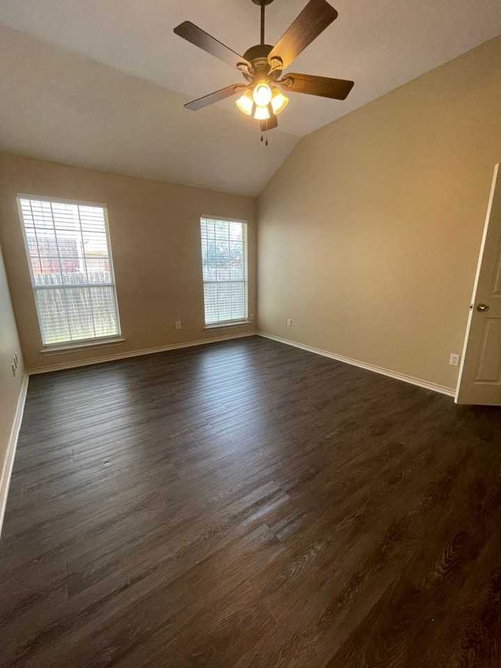 7816 Rogue River Trl - Photo 3 of 32