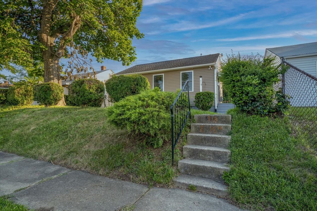 913 E 15th St - Photo 2 of 26