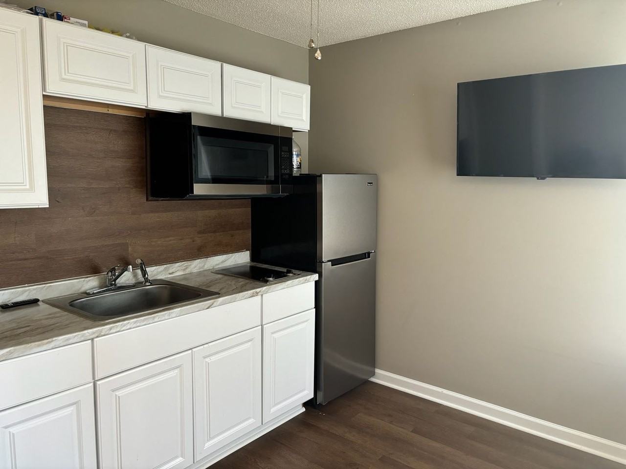 100 Waterford Dr - Photo 3 of 10