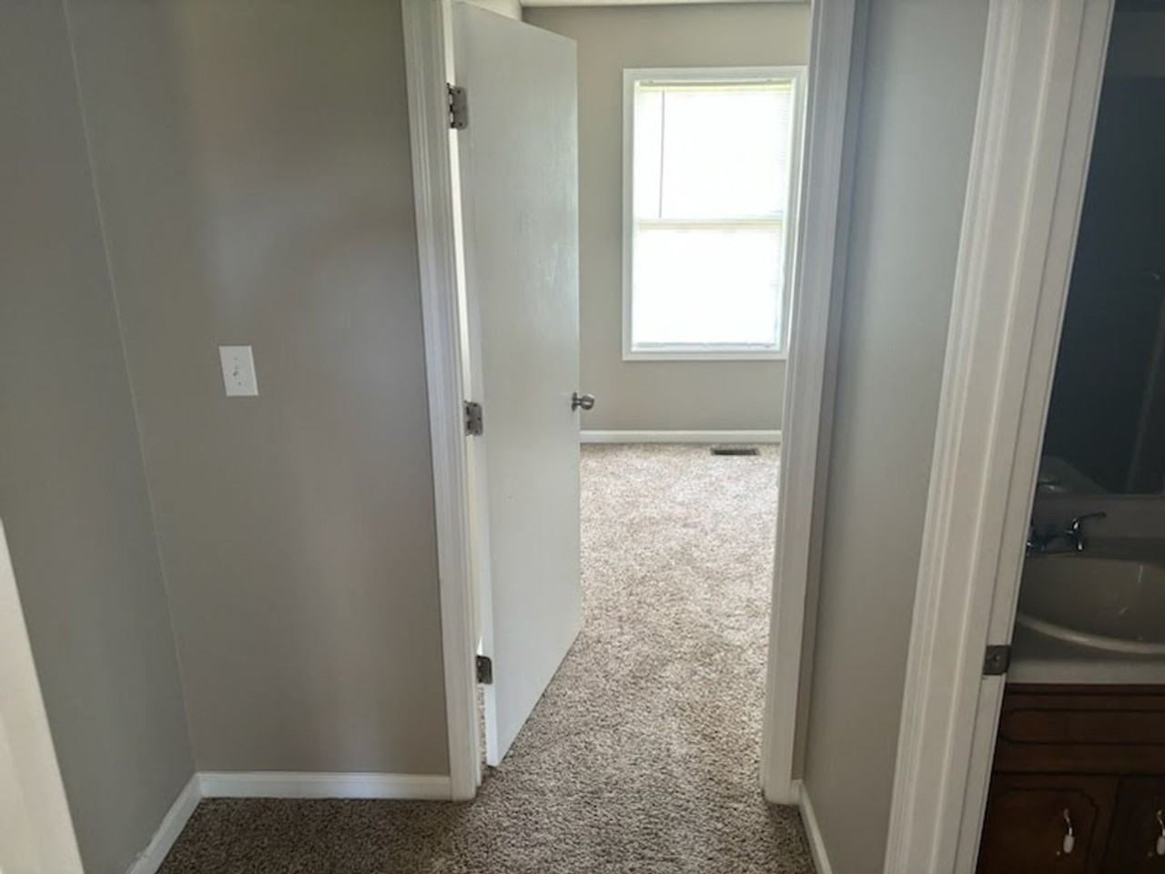 100 Waterford Dr - Photo 5 of 10