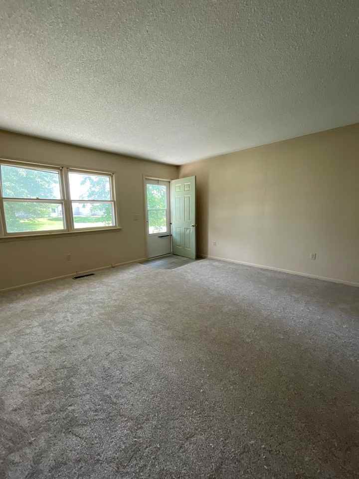 302 W Neosho St - Photo 6 of 18