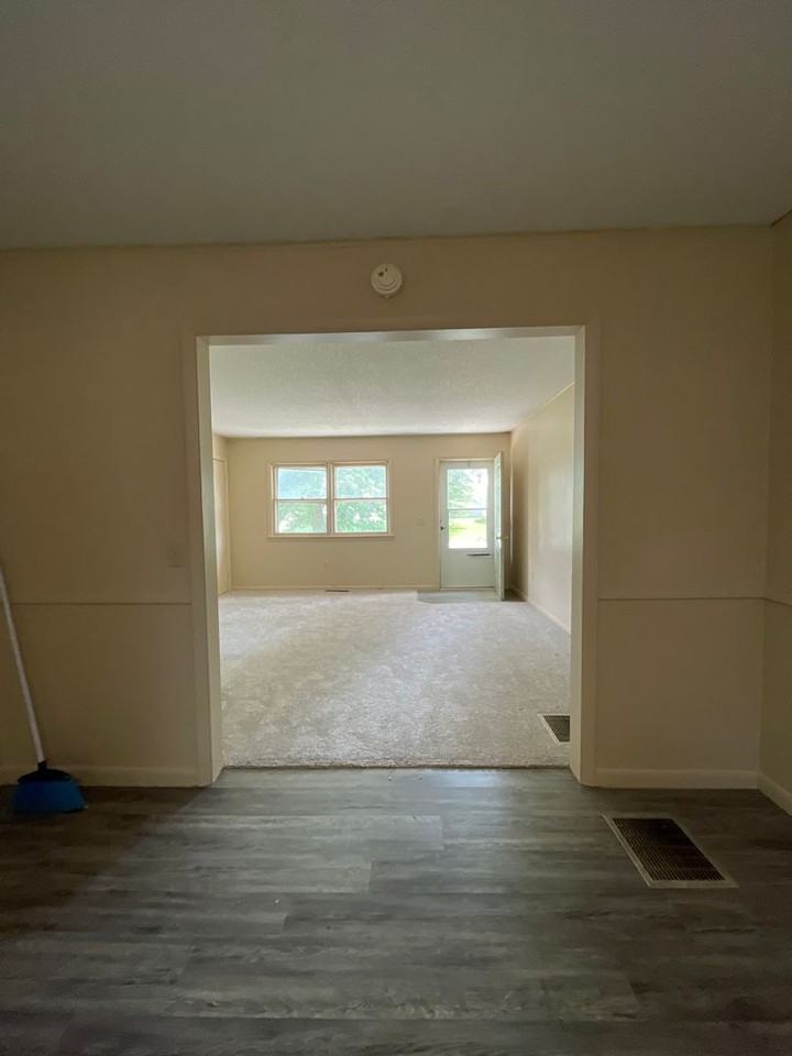 302 W Neosho St - Photo 7 of 18