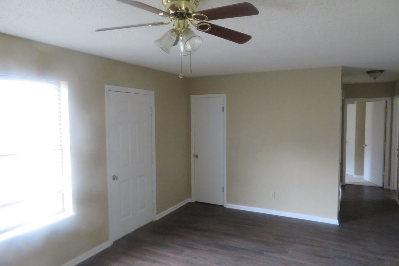 110 Raymond Dr - Photo 3 of 7