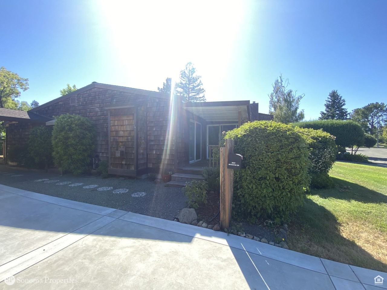 1451 Mission Dr - Photo 3 of 29