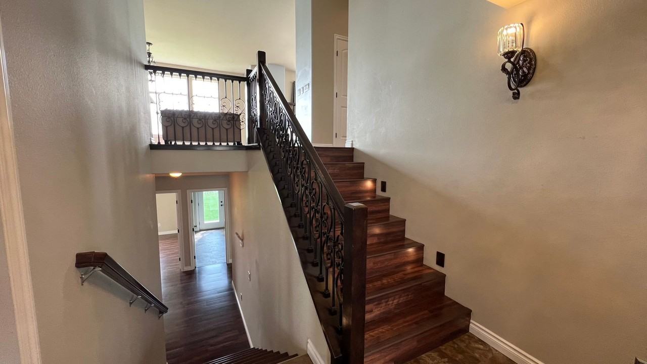 1226 Northpointe Bluff Dr - Photo 3 of 21