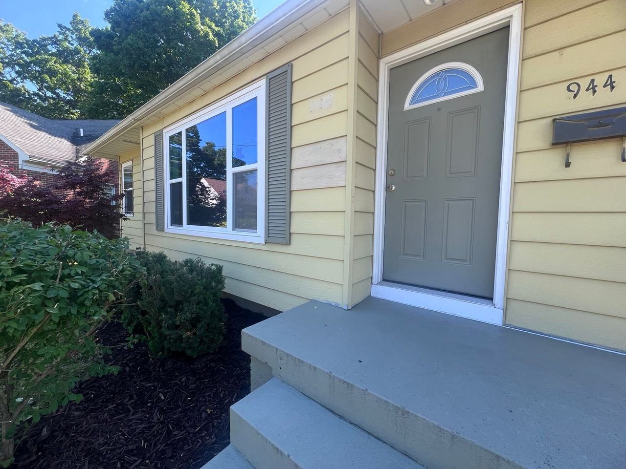 944 Everglade Dr Se - Photo 2 of 17