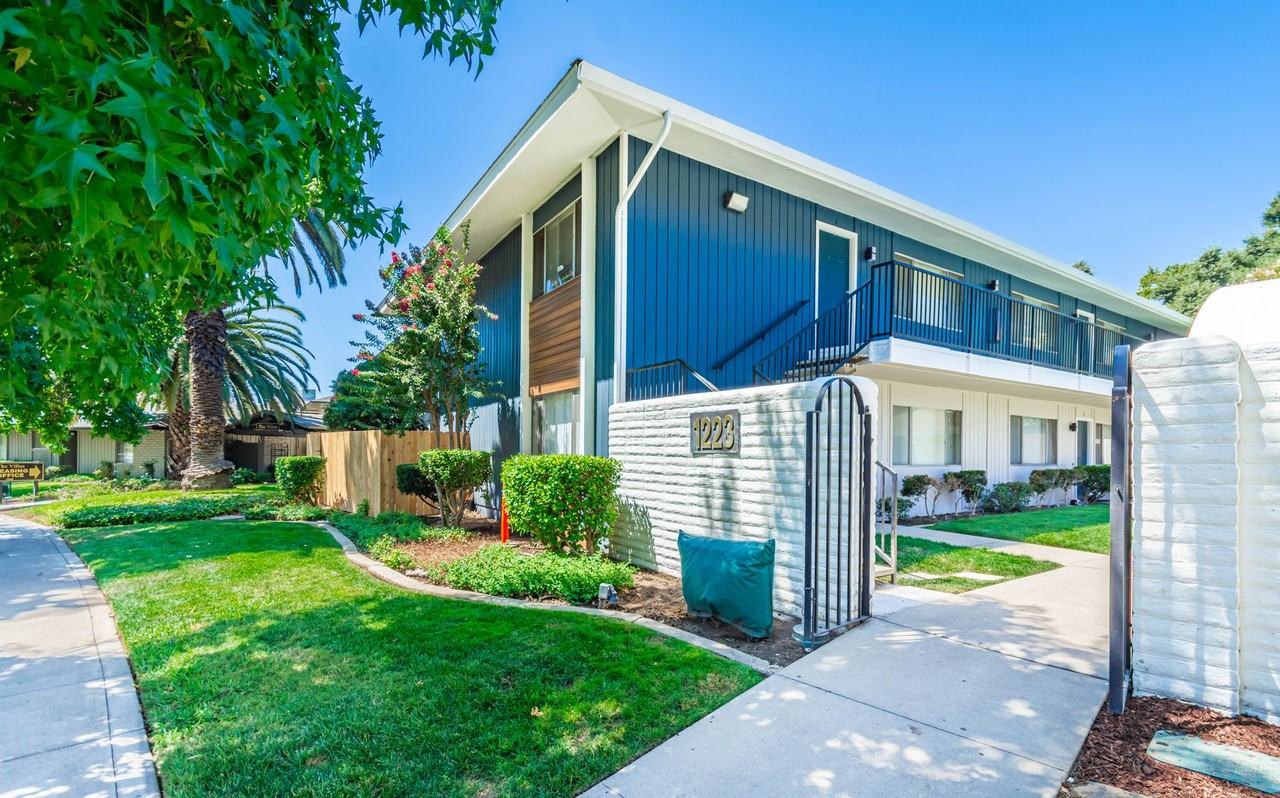 1223 Stratford Circle - Photo 2 of 23