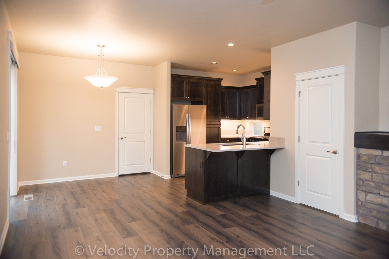 20824 Gateway Dr - Photo 3 of 50