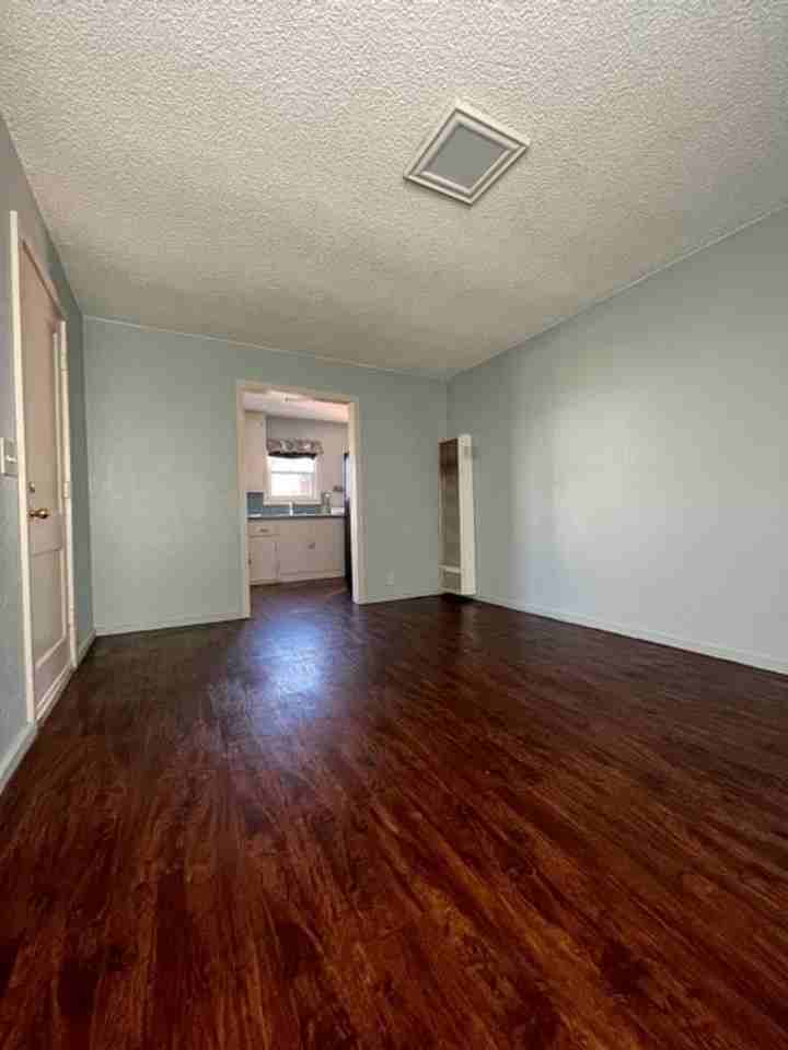 634 Ne Faculty Row - Photo 2 of 15