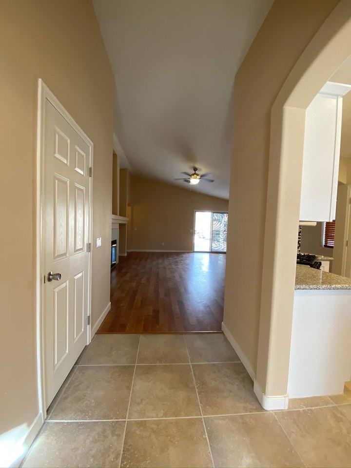 994 Trackers Glen Ave - Photo 6 of 33