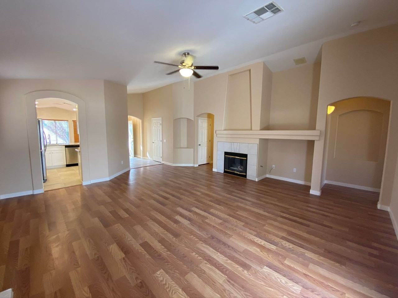 994 Trackers Glen Ave - Photo 7 of 33