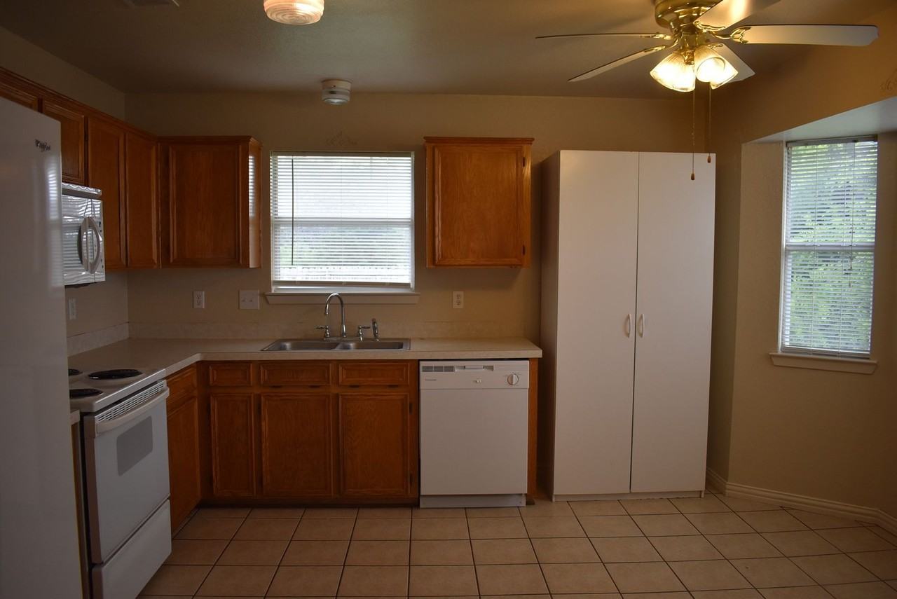 837 Lakeview Dr - Photo 5 of 22
