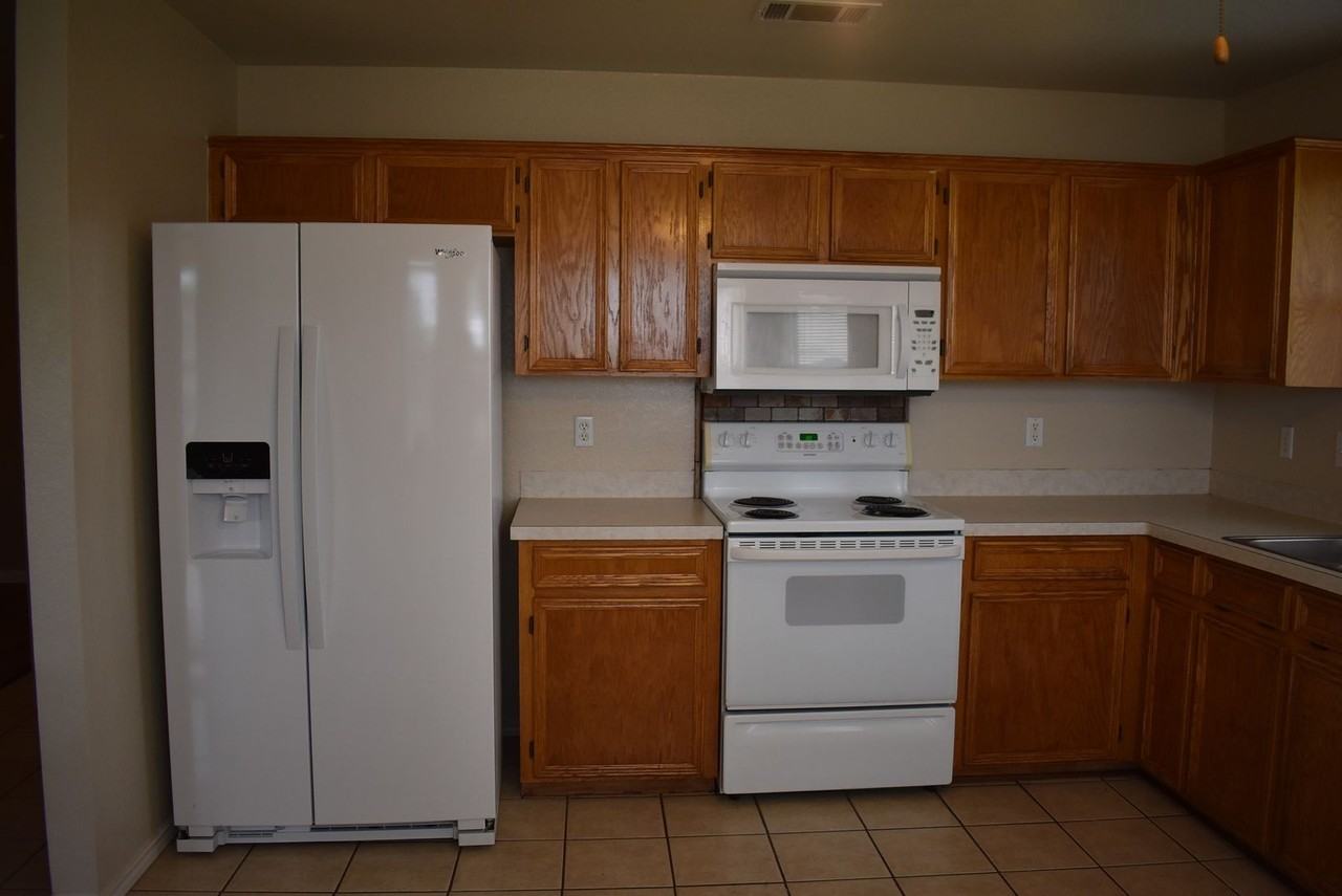 837 Lakeview Dr - Photo 6 of 22