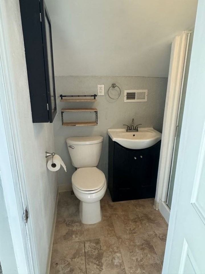 2306 E Mill Plain Blvd - Photo 2 of 48