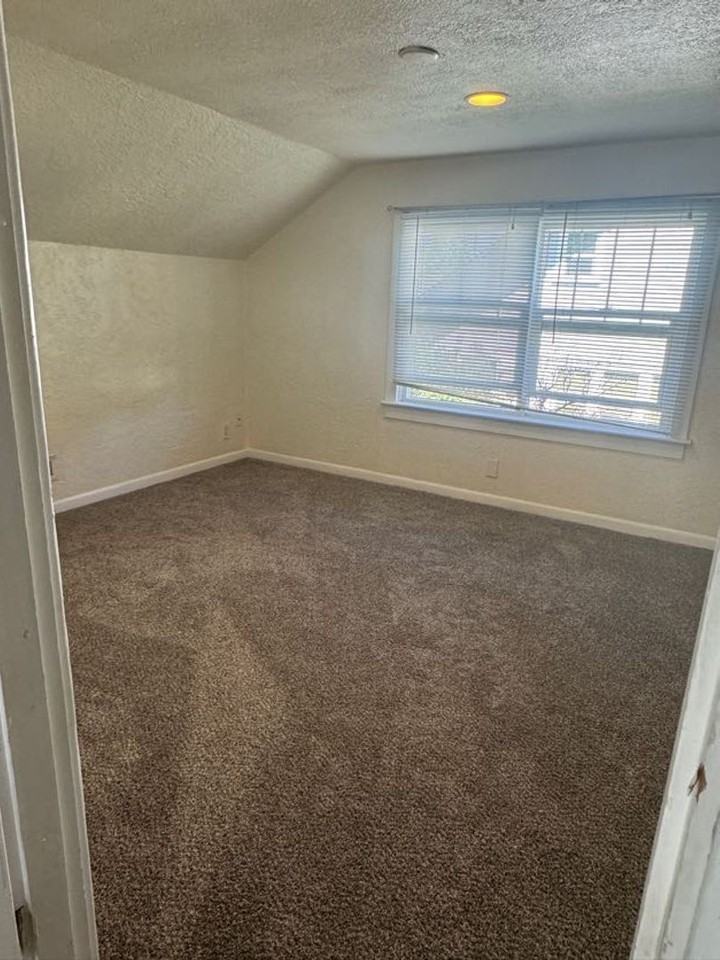 2306 E Mill Plain Blvd - Photo 4 of 48